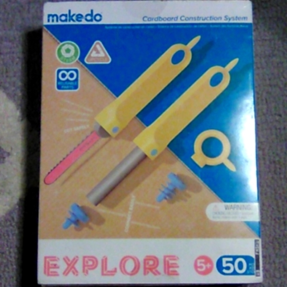 NIB Kids Makedo Cardboard construction system